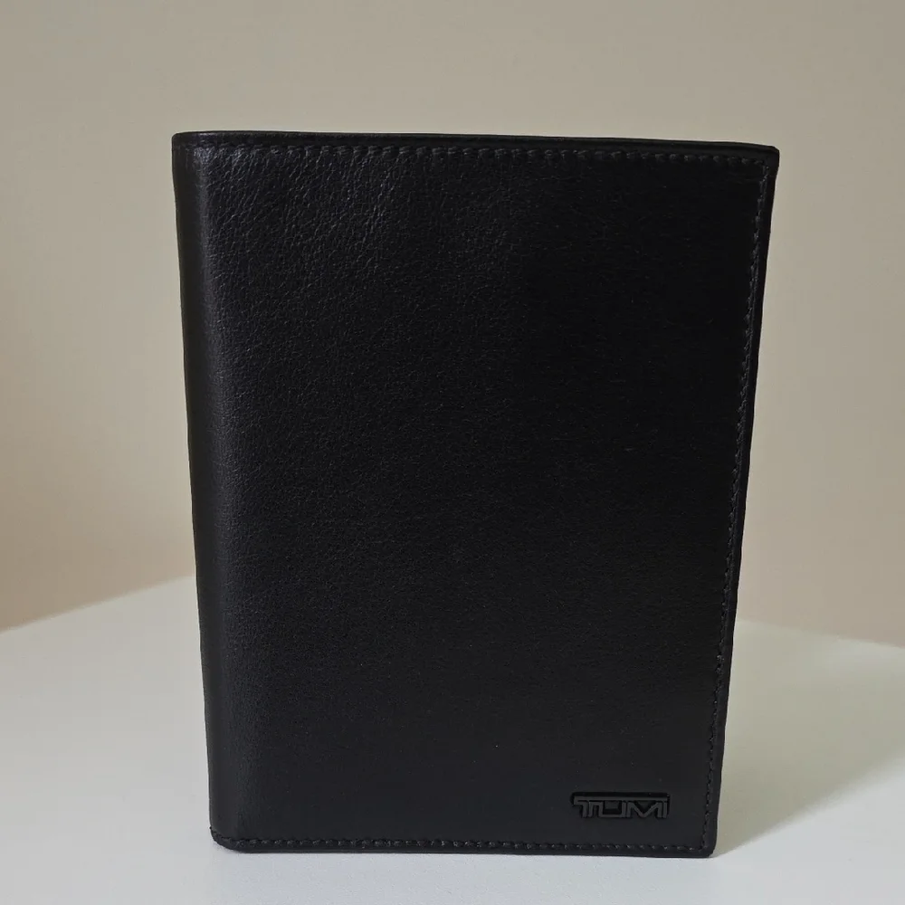 Tumi Delta SLG Mens Passport Case In Black Leather. New In Box